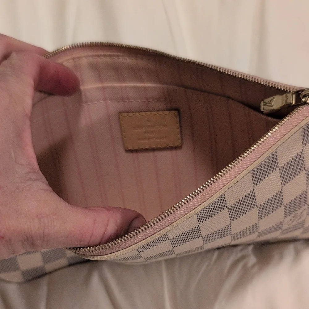 Designer-style Cream Checkered Wristlet Clutch - Picture 2 of 6